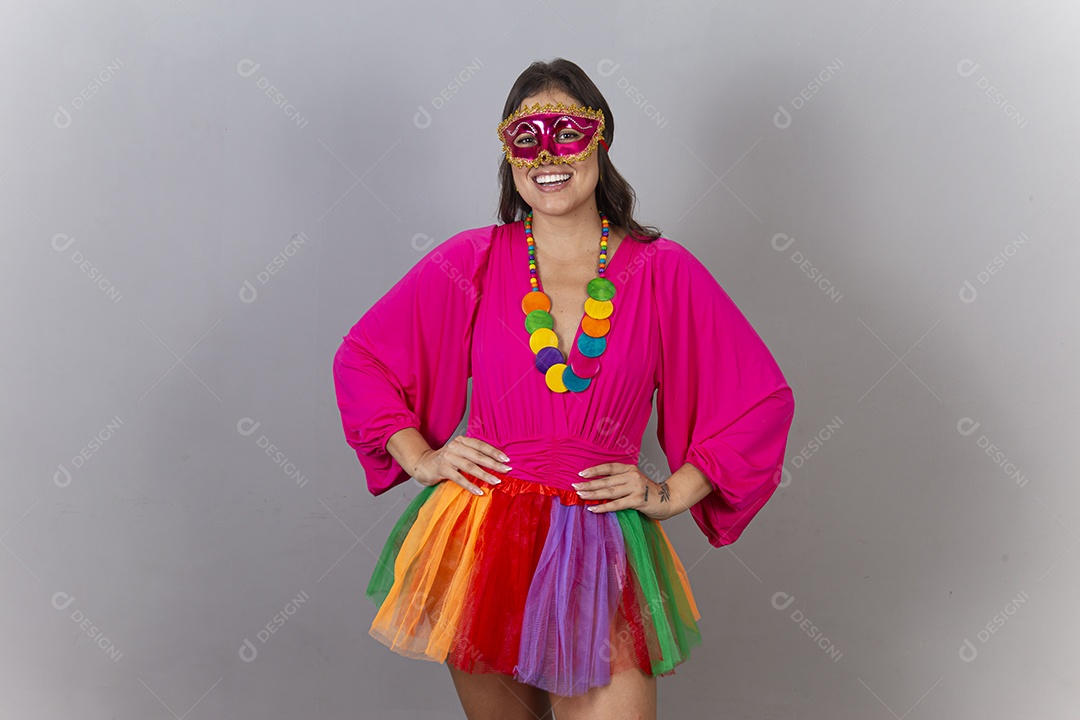 Linda mulher com fantasia de carnaval