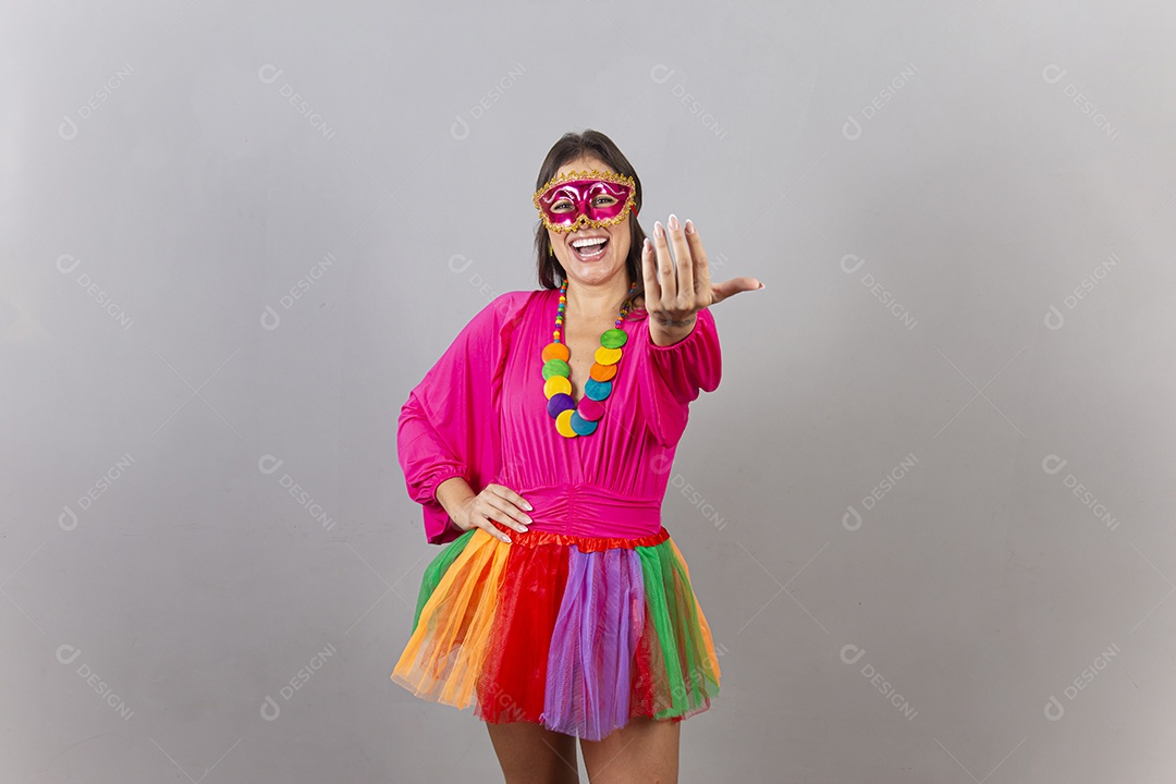 Linda mulher com fantasia de carnaval
