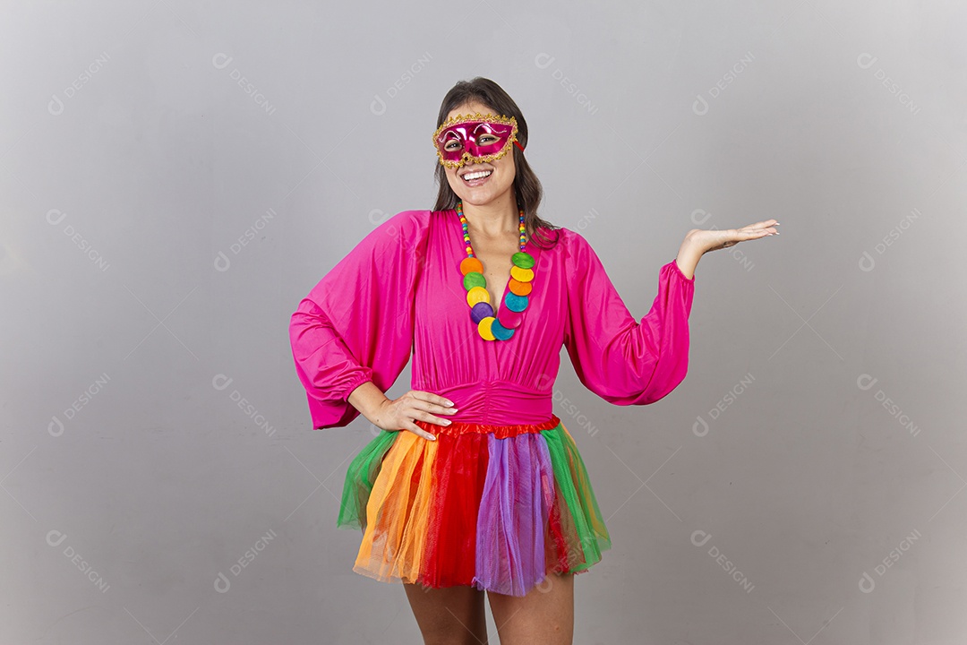 Linda mulher com fantasia de carnaval