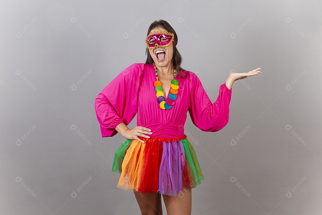 Linda mulher com fantasia de carnaval