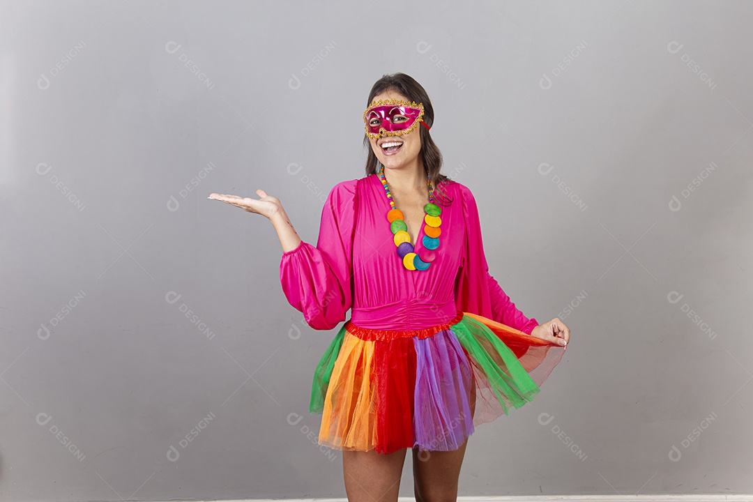 Linda mulher com fantasia de carnaval