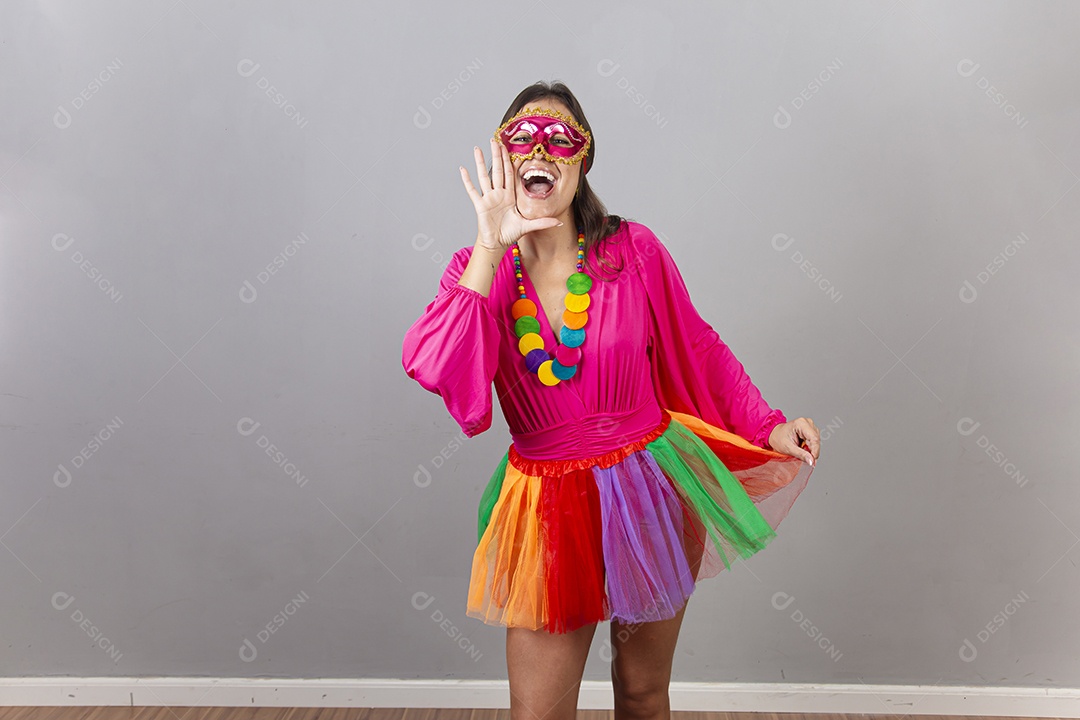 Linda mulher com fantasia de carnaval