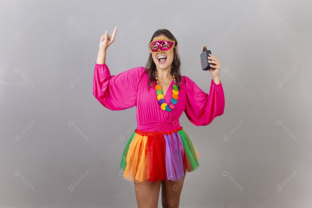 Linda mulher com fantasia de carnaval