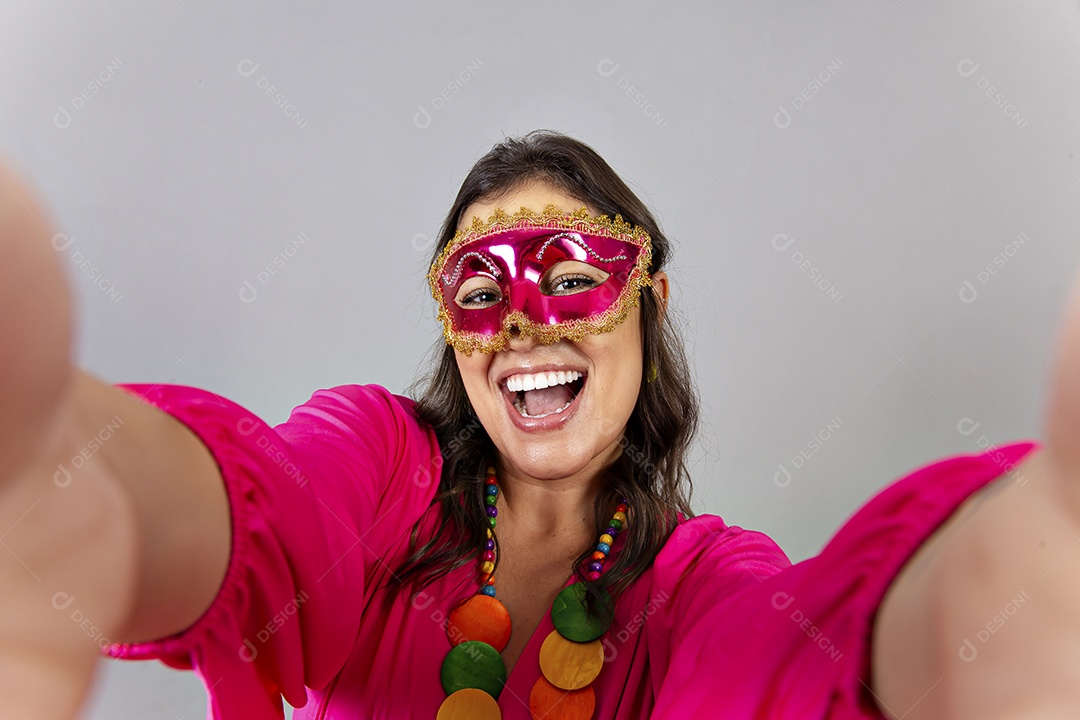 Linda mulher com fantasia de carnaval