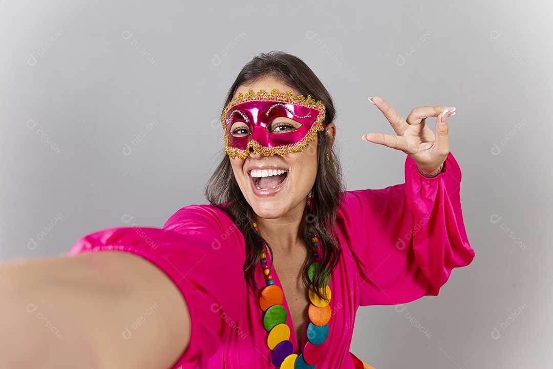 Linda mulher com fantasia de carnaval