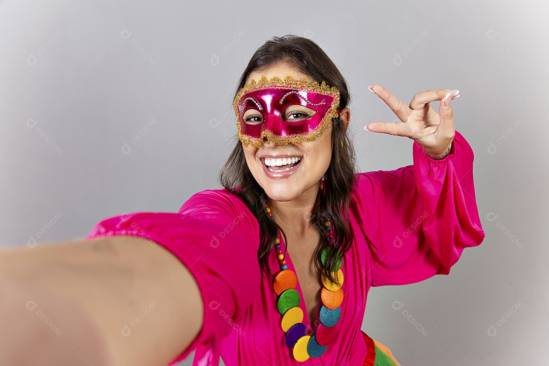 Linda mulher com fantasia de carnaval