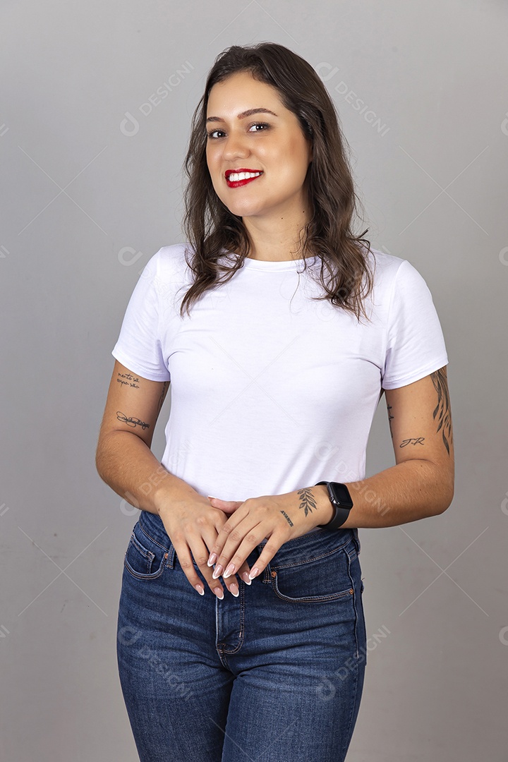 Uma linda mulher com tatuagem no braço usando blusa branca