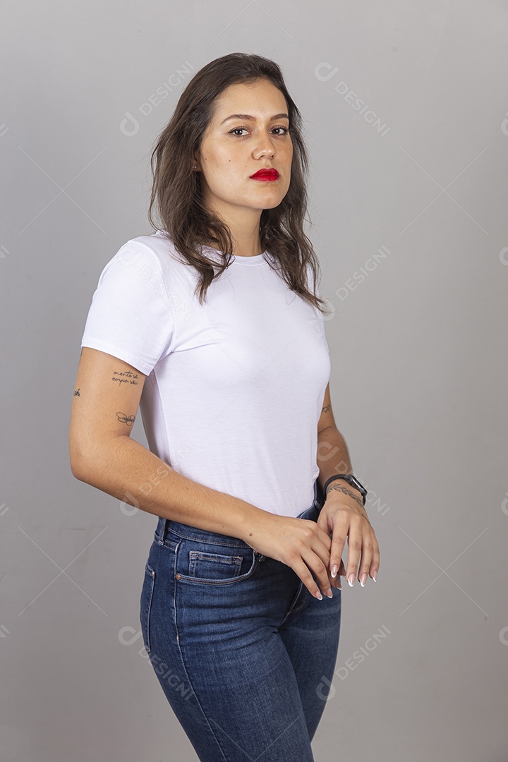 Uma linda mulher com tatuagem no braço usando blusa branca