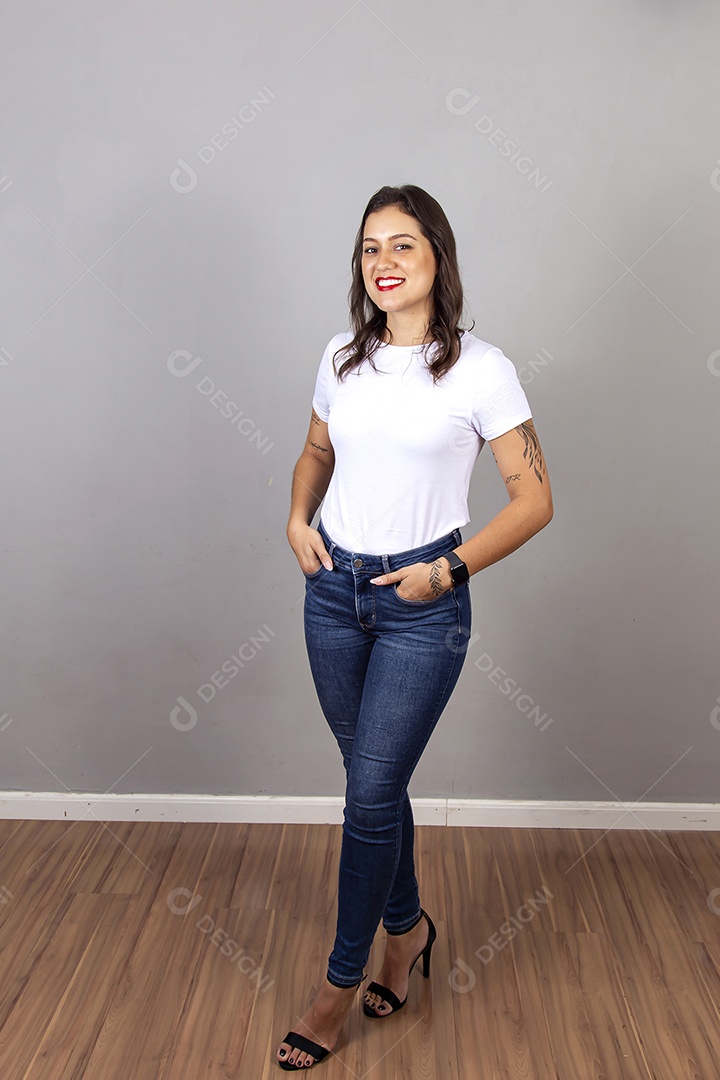 Uma linda mulher com tatuagem no braço usando blusa branca