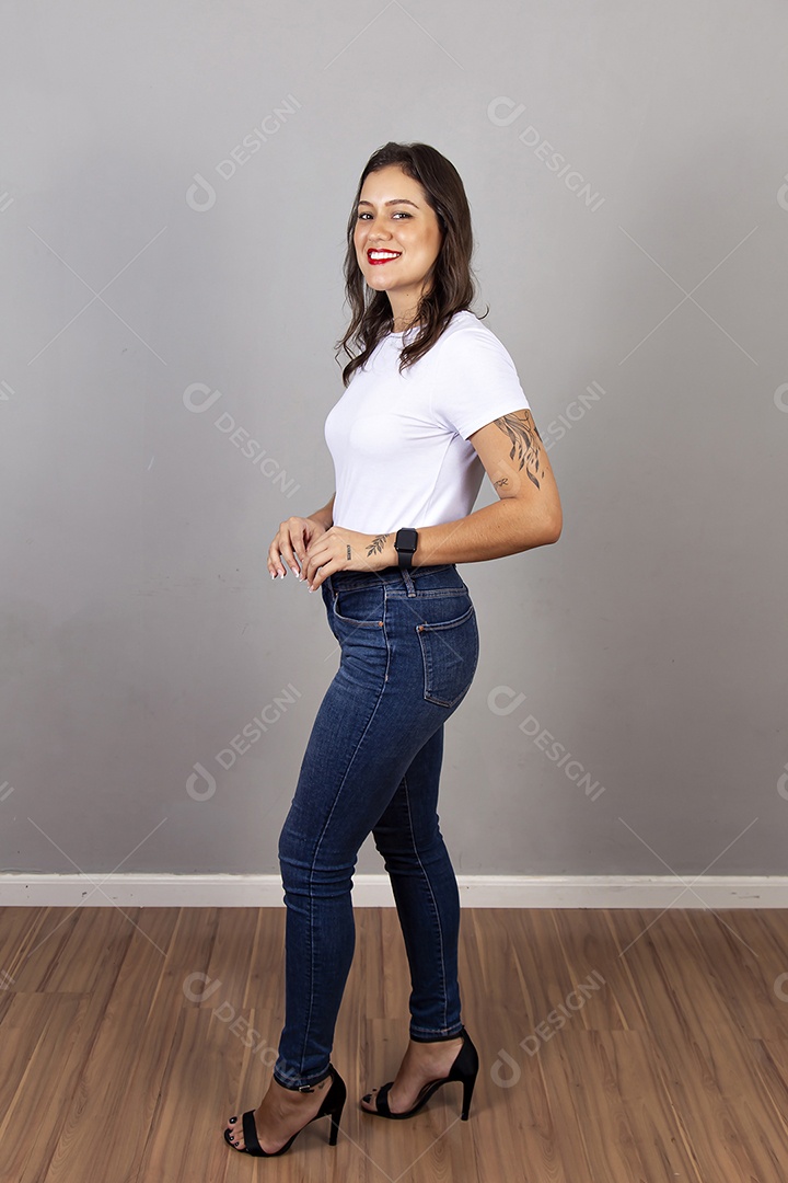 Uma linda mulher com tatuagem no braço usando blusa branca