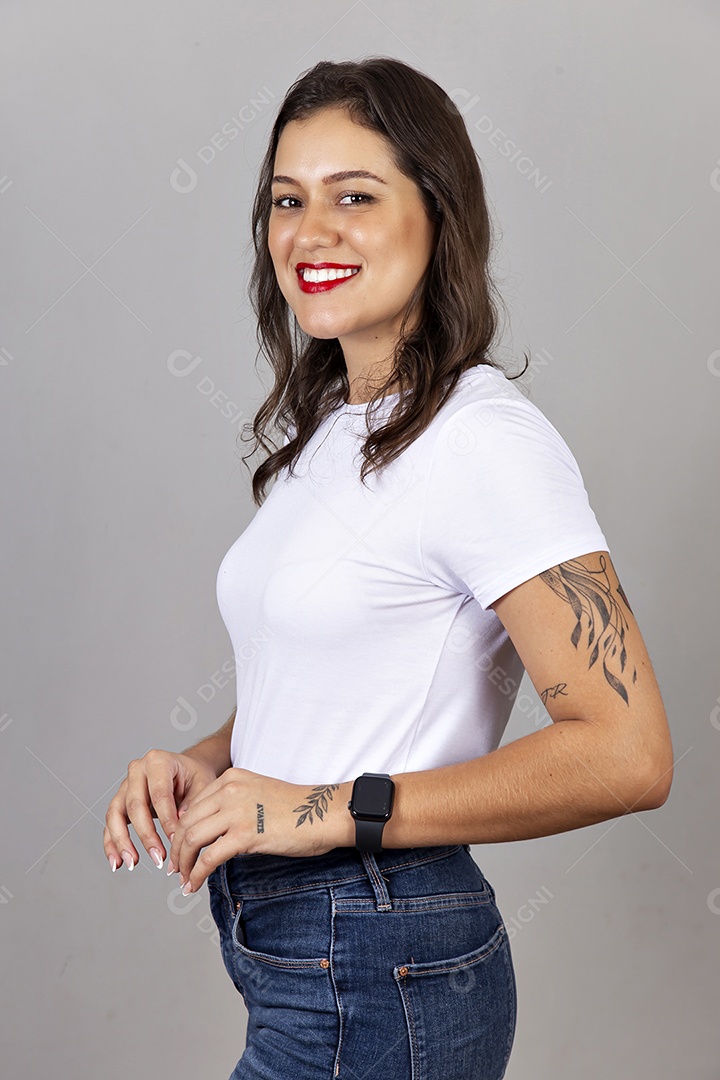 Uma linda mulher com tatuagem no braço usando blusa branca.