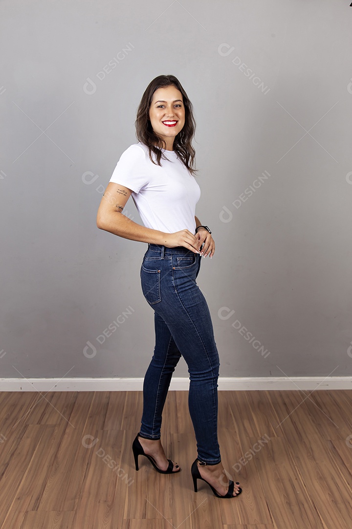 Uma linda mulher com tatuagem no braço usando blusa branca