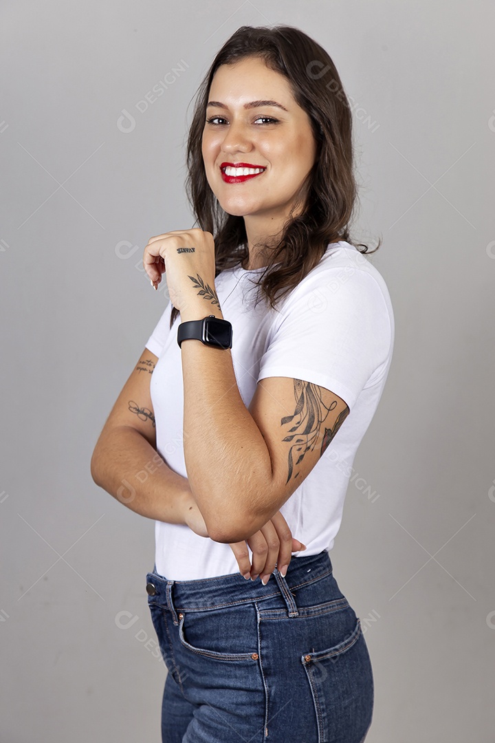Uma linda mulher sorrindo usando blusa branca.
