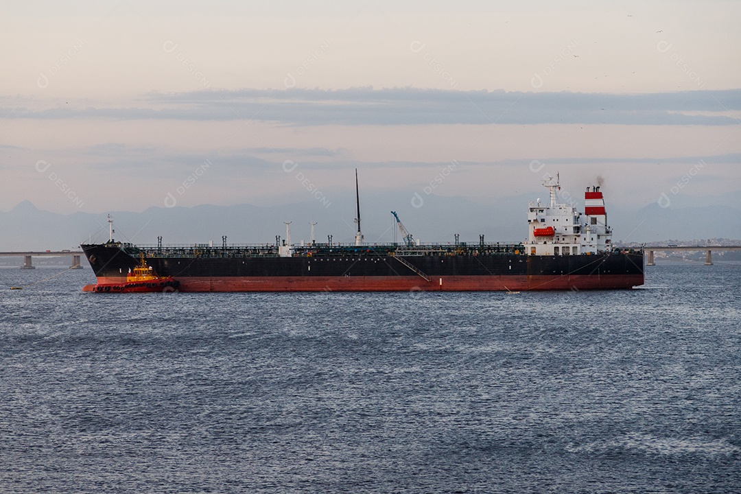 Navio cargueiro na Baía de Guanabara, no Rio de Janeiro