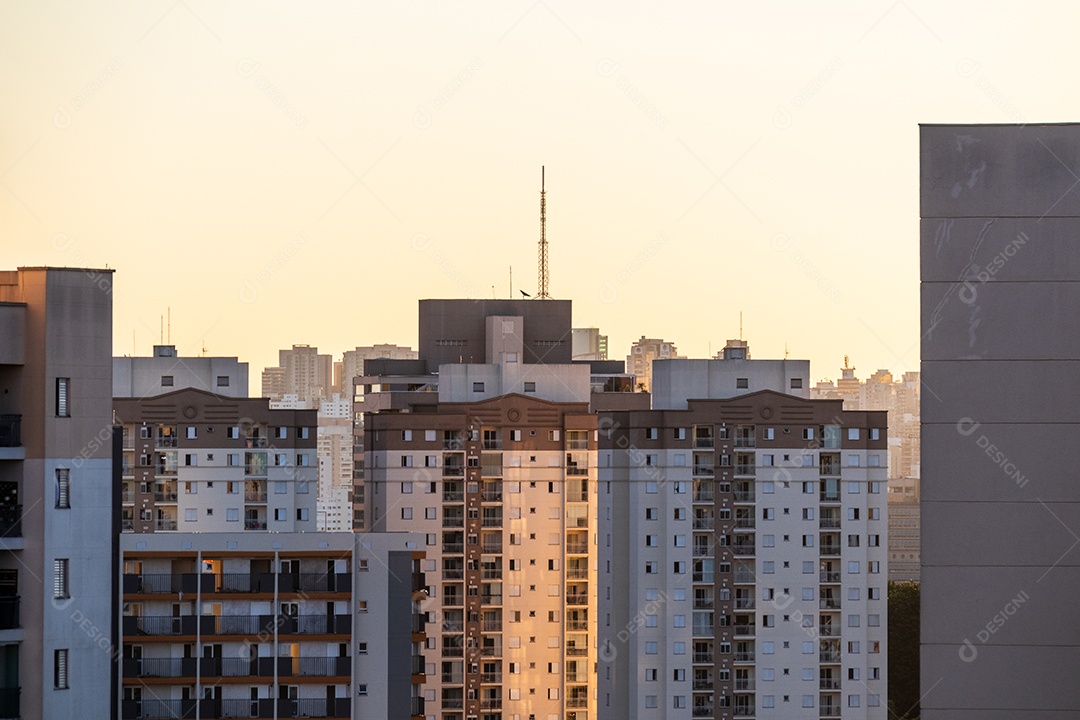 Vista de prédio ao por do sol