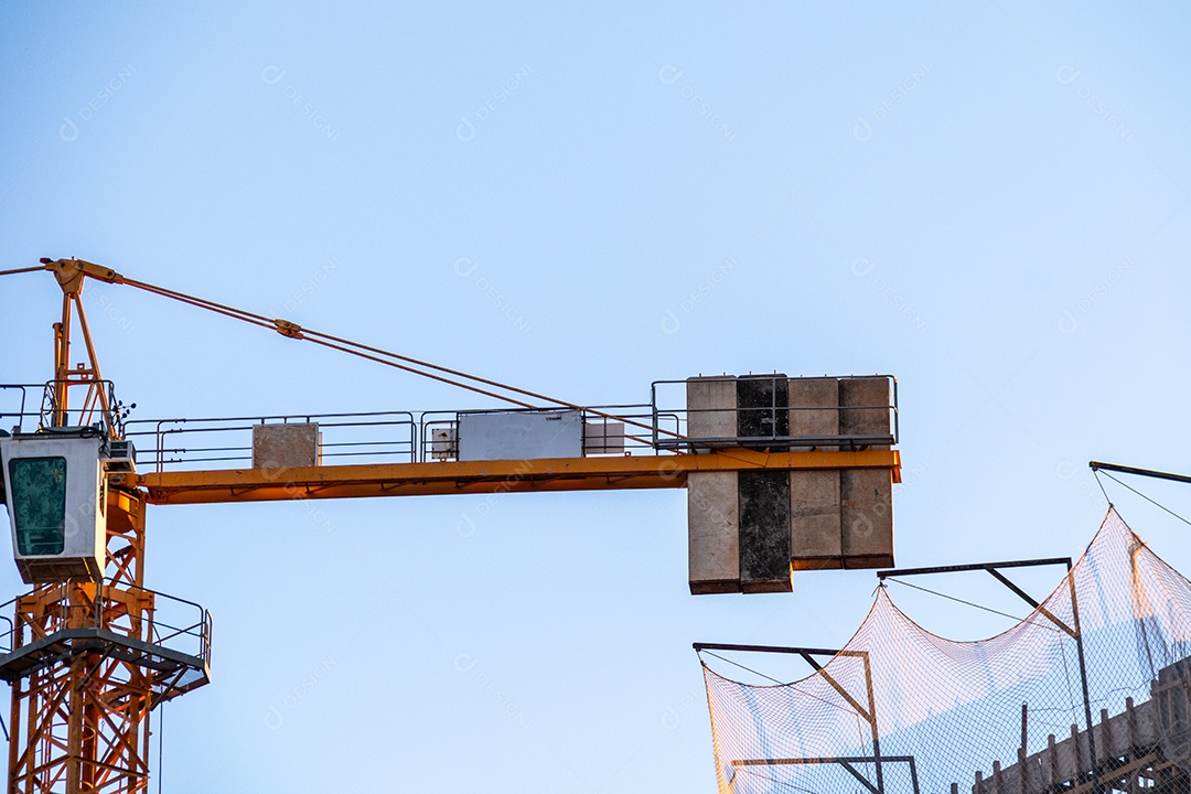 Guindaste no topo de um prédio em construção