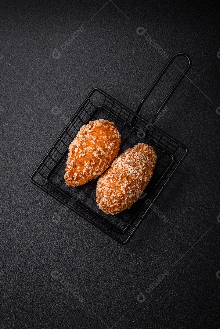 Deliciosa costeleta fresca ou almôndega ao estilo Kiev com recheio, sal, especiarias e ervas