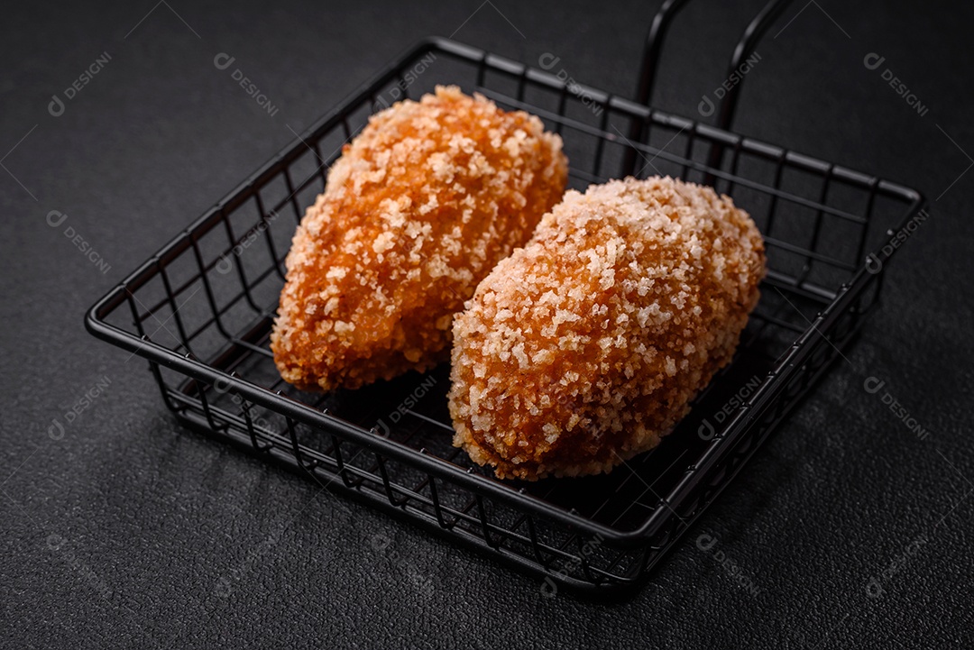 Deliciosa costeleta fresca ou almôndega ao estilo Kiev com recheio, sal, especiarias e ervas