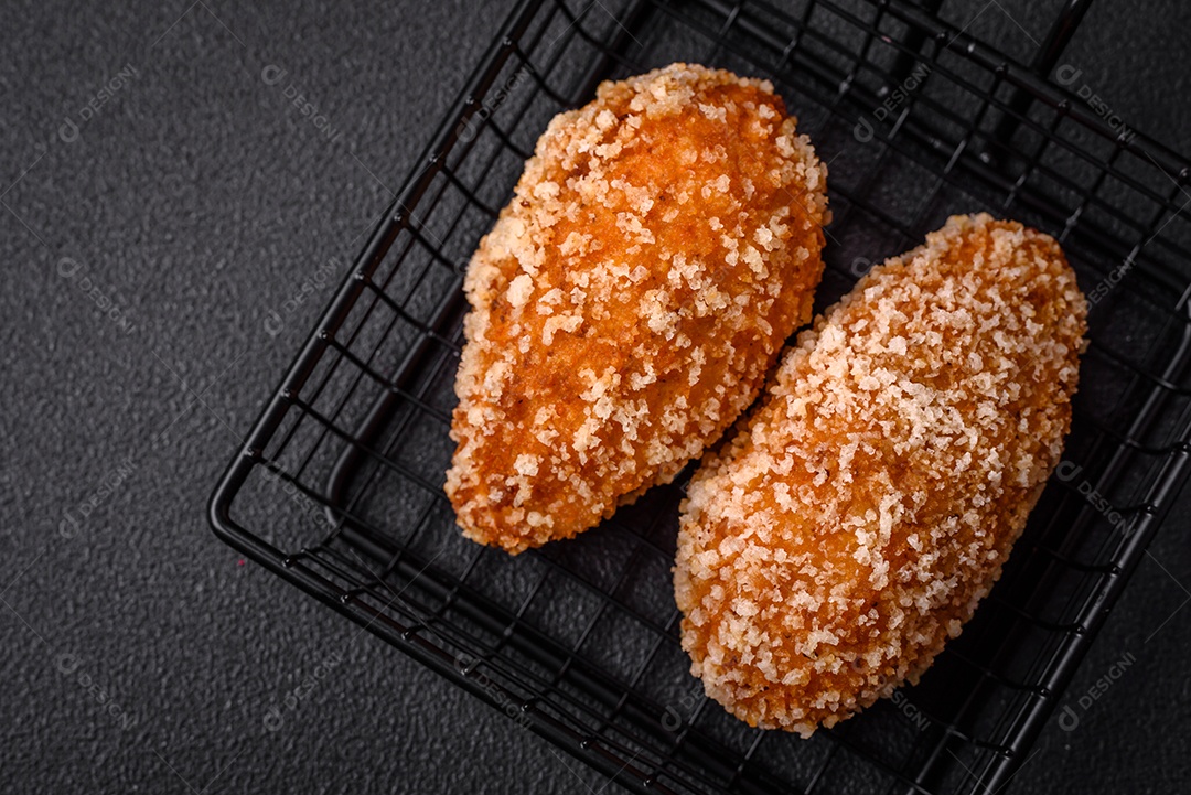 Deliciosa costeleta fresca ou almôndega ao estilo Kiev com recheio, sal, especiarias e ervas