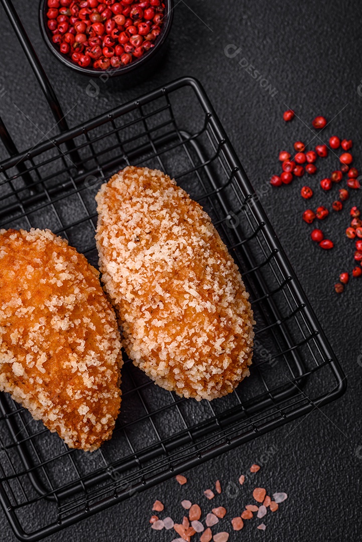 Deliciosa costeleta fresca ou almôndega ao estilo Kiev com recheio, sal, especiarias e ervas