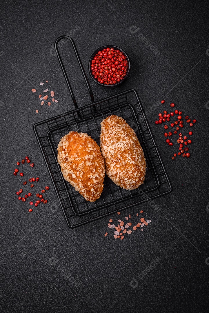 Deliciosa costeleta fresca ou almôndega ao estilo Kiev com recheio, sal, especiarias e ervas