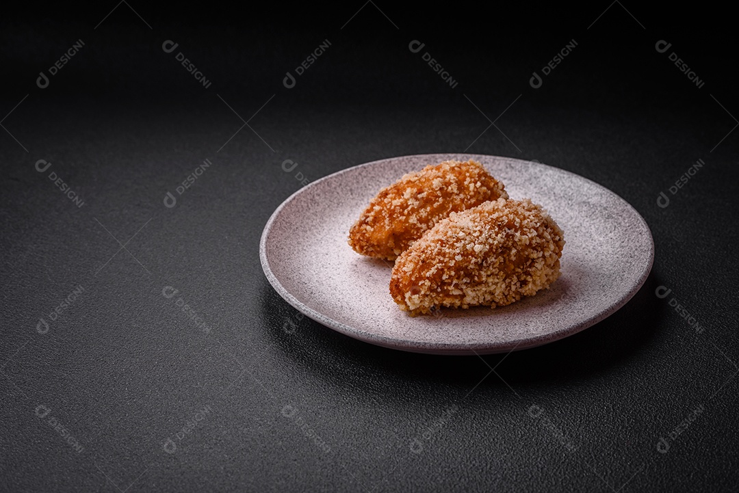 Deliciosa costeleta fresca ou almôndega ao estilo Kiev com recheio, sal, especiarias e ervas