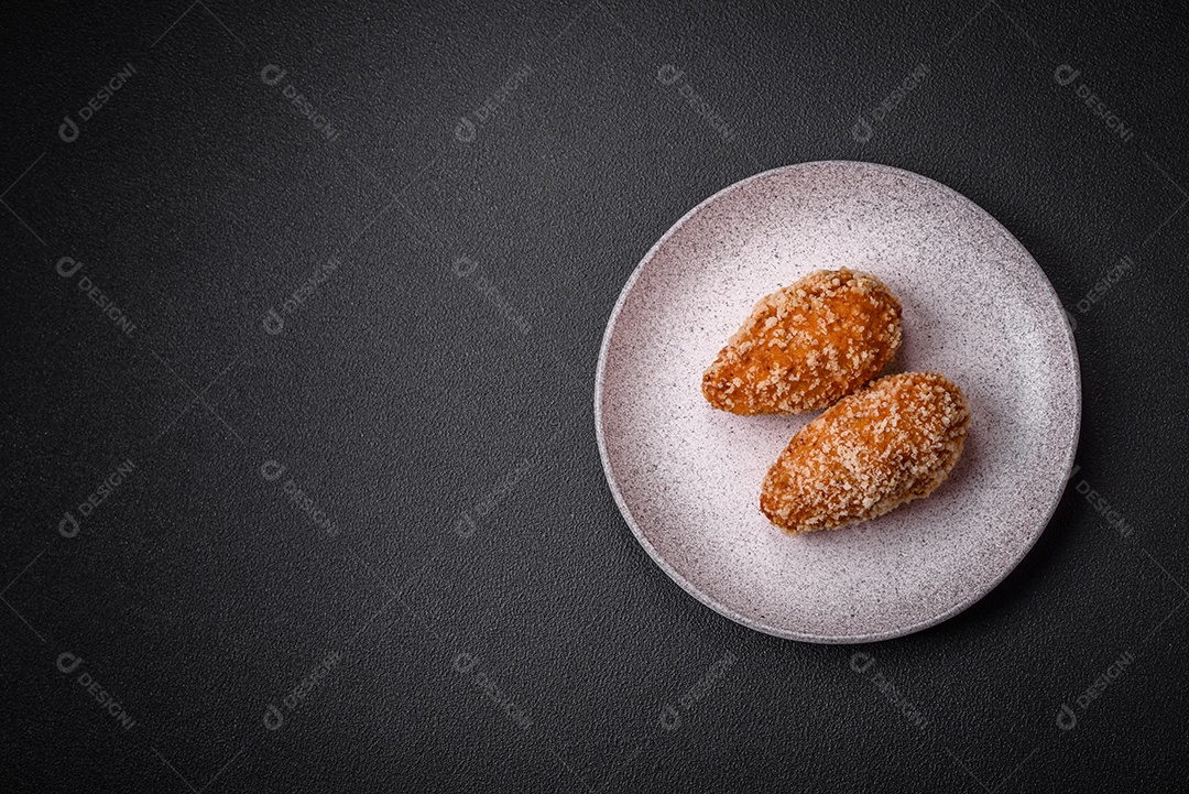 Deliciosa costeleta fresca ou almôndega ao estilo Kiev com recheio, sal, especiarias e ervas