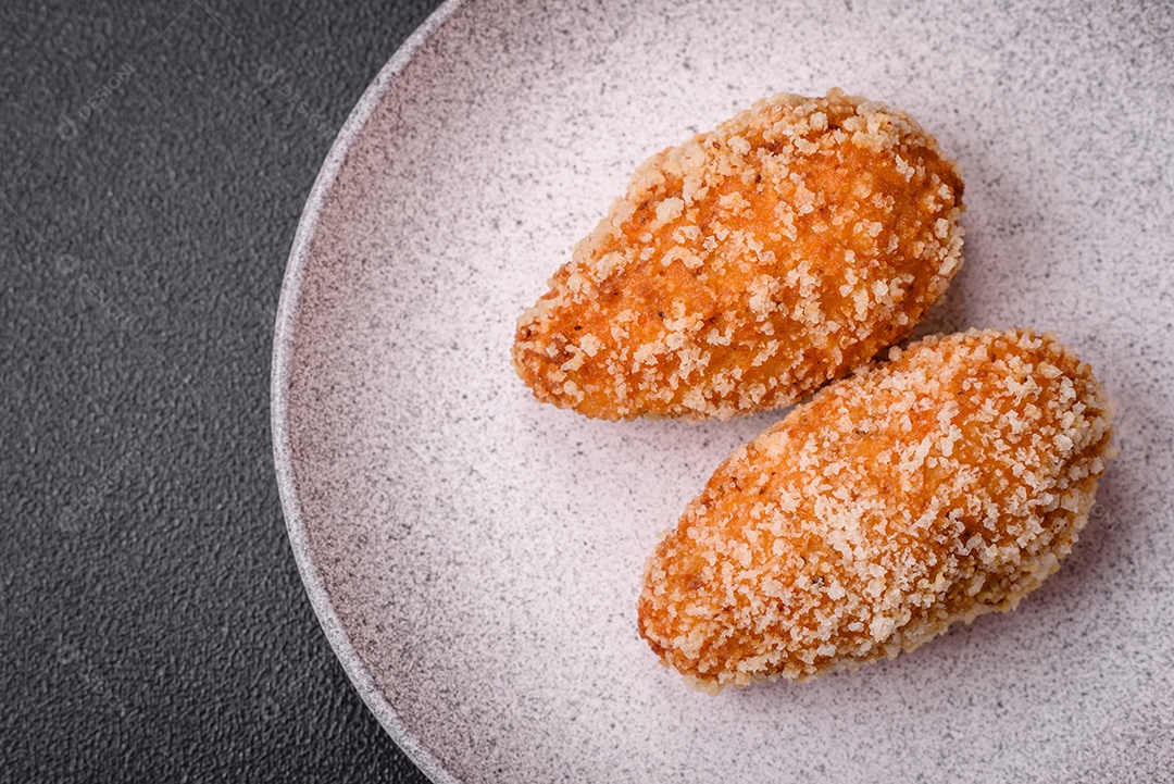 Deliciosa costeleta fresca ou almôndega ao estilo Kiev com recheio, sal, especiarias e ervas