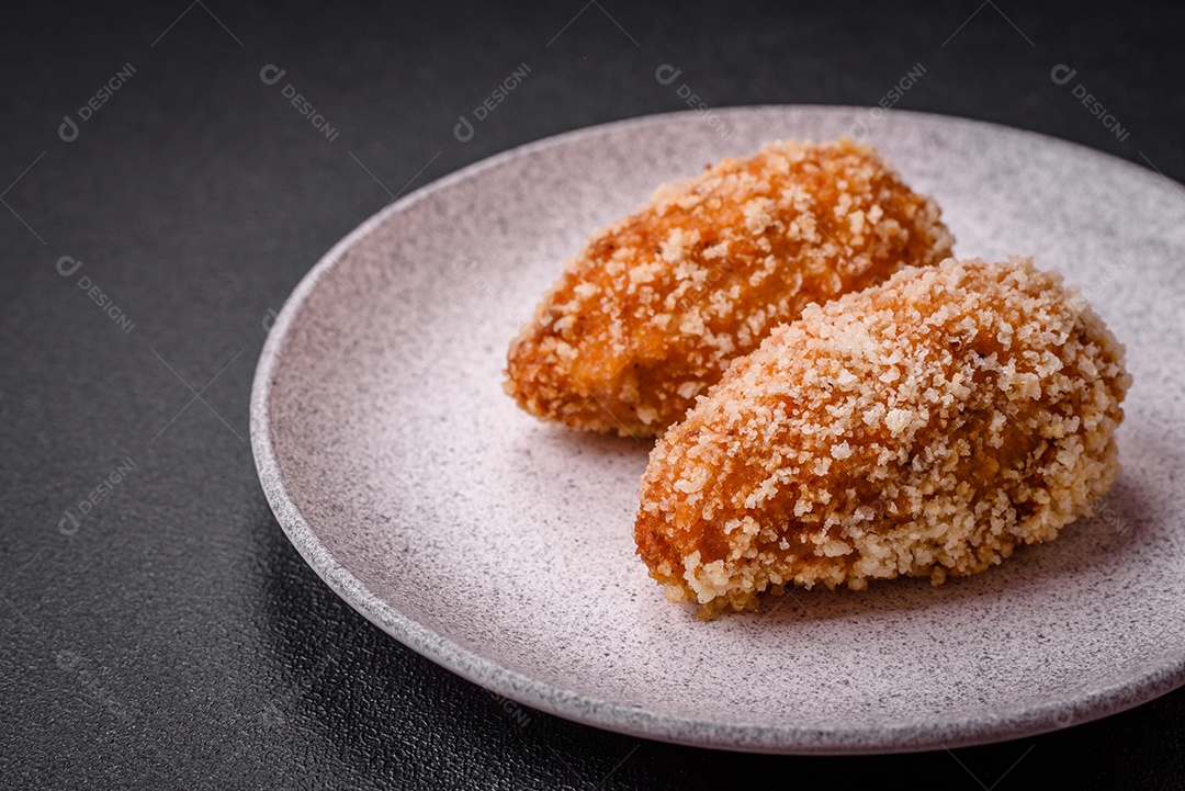 Deliciosa costeleta fresca ou almôndega ao estilo Kiev com recheio, sal, especiarias e ervas