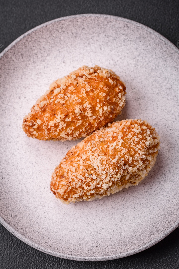 Deliciosa costeleta fresca ou almôndega ao estilo Kiev com recheio, sal, especiarias e ervas