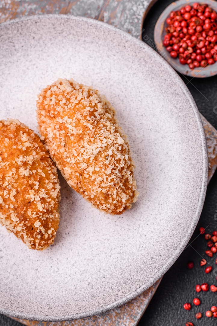 Deliciosa costeleta fresca ou almôndega ao estilo Kiev com recheio, sal, especiarias e ervas