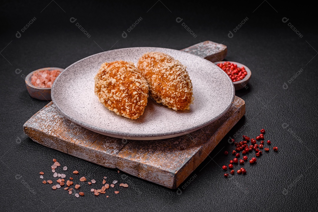 Deliciosa costeleta fresca ou almôndega ao estilo Kiev com recheio, sal, especiarias e ervas