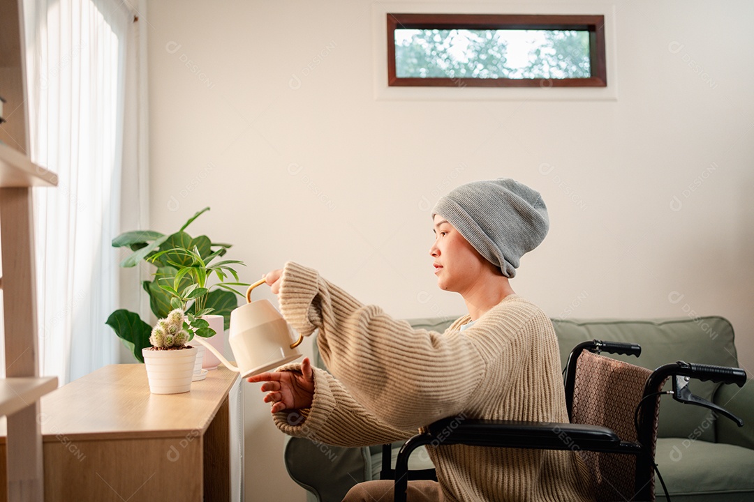 Uma jovem doente com câncer vive em sua sala de estar, sentindo-se confiante e feliz.