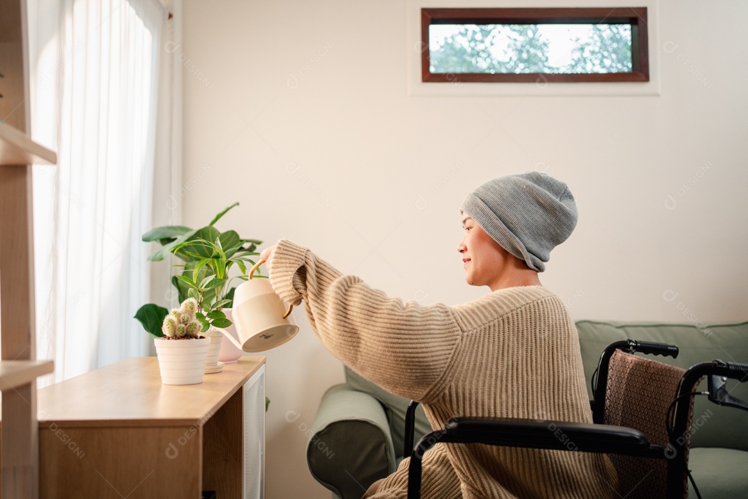 Uma jovem doente com câncer vive em sua sala de estar, sentindo-se confiante e feliz.