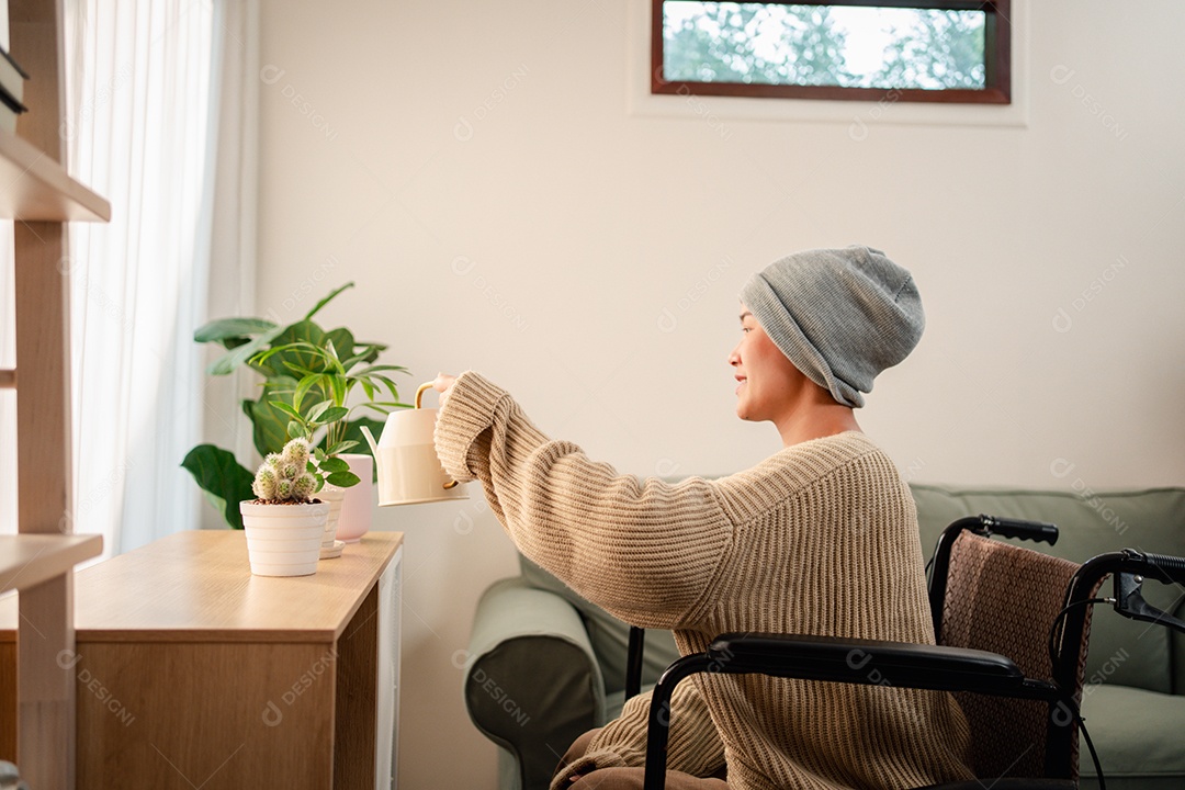 Uma jovem doente com câncer vive em sua sala de estar, sentindo-se confiante e feliz.