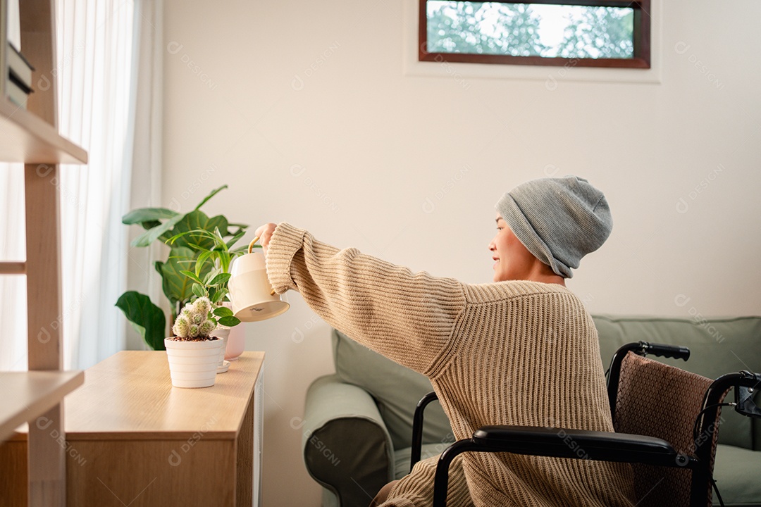 Uma jovem doente com câncer vive em sua sala de estar, sentindo-se confiante e feliz.