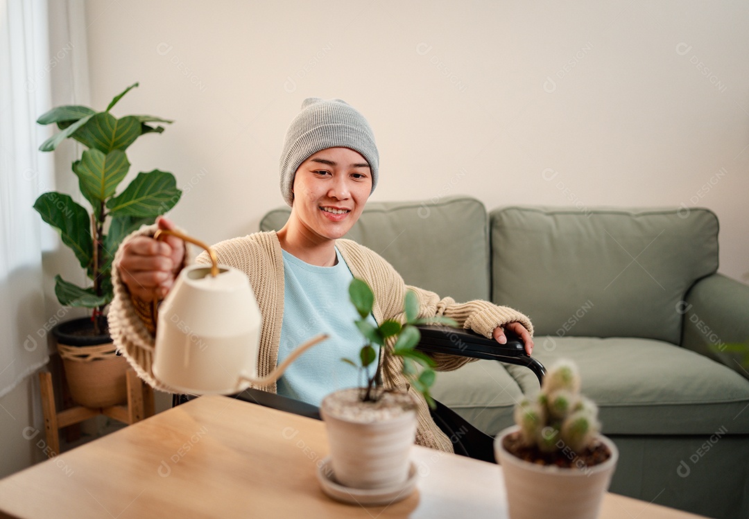 Uma jovem doente com câncer vive em sua sala de estar, sentindo-se confiante e feliz.