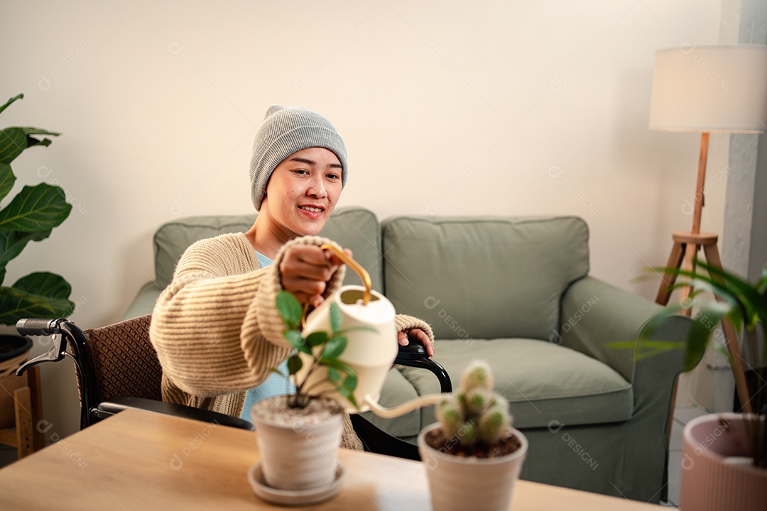 Uma jovem doente com câncer vive em sua sala de estar, sentindo-se confiante e feliz.