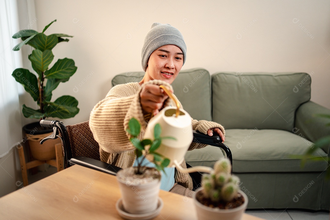 Uma jovem doente com câncer vive em sua sala de estar, sentindo-se confiante e feliz.