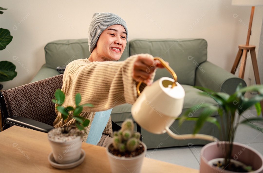 Uma jovem doente com câncer vive em sua sala de estar, sentindo-se confiante e feliz.