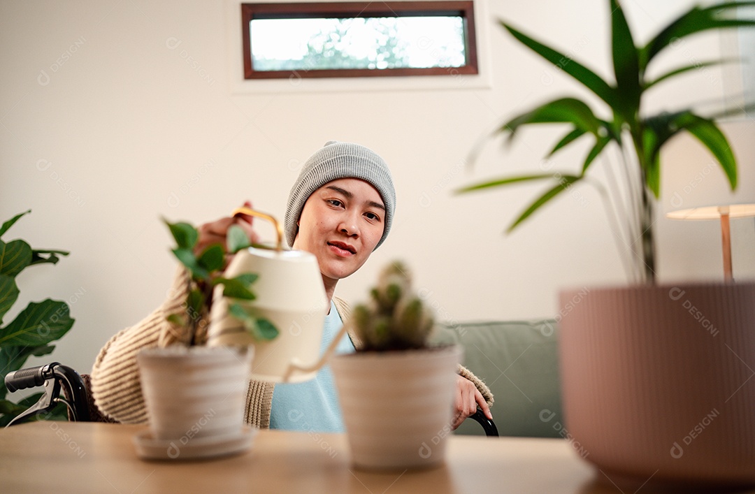 Uma jovem doente com câncer vive em sua sala de estar, sentindo-se confiante e feliz.