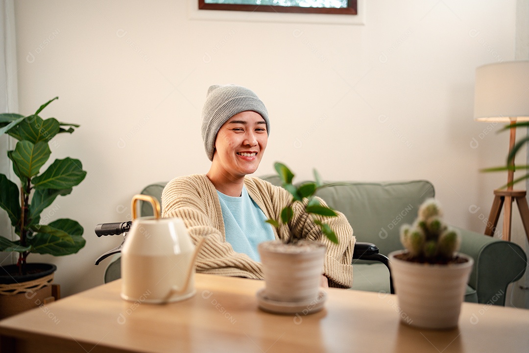 Uma jovem doente com câncer vive em sua sala de estar, sentindo-se confiante e feliz.