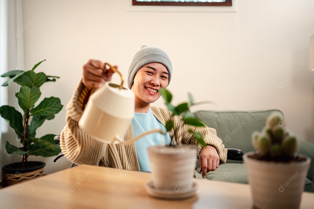 Uma jovem doente com câncer vive em sua sala de estar, sentindo-se confiante e feliz.