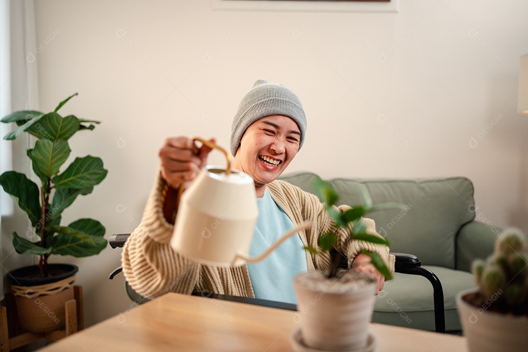 Uma jovem doente com câncer vive em sua sala de estar, sentindo-se confiante e feliz.