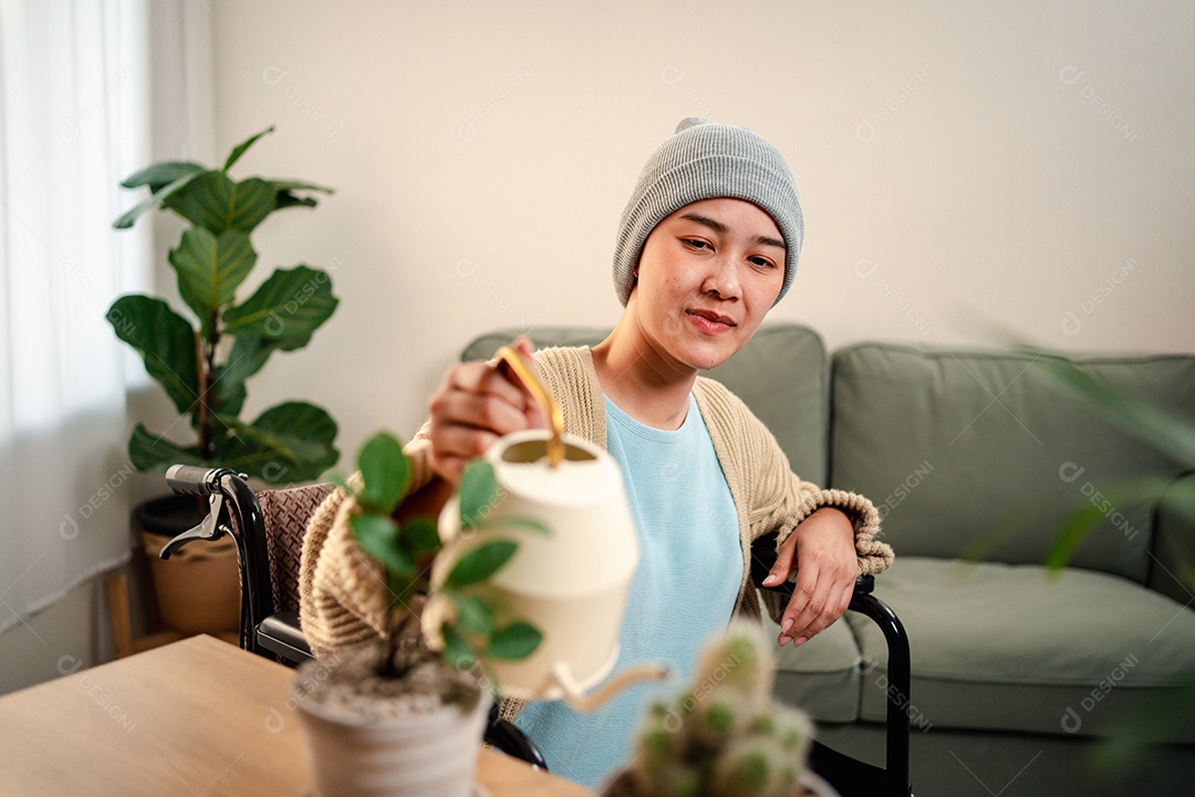 Uma jovem doente com câncer vive em sua sala de estar, sentindo-se confiante e feliz.