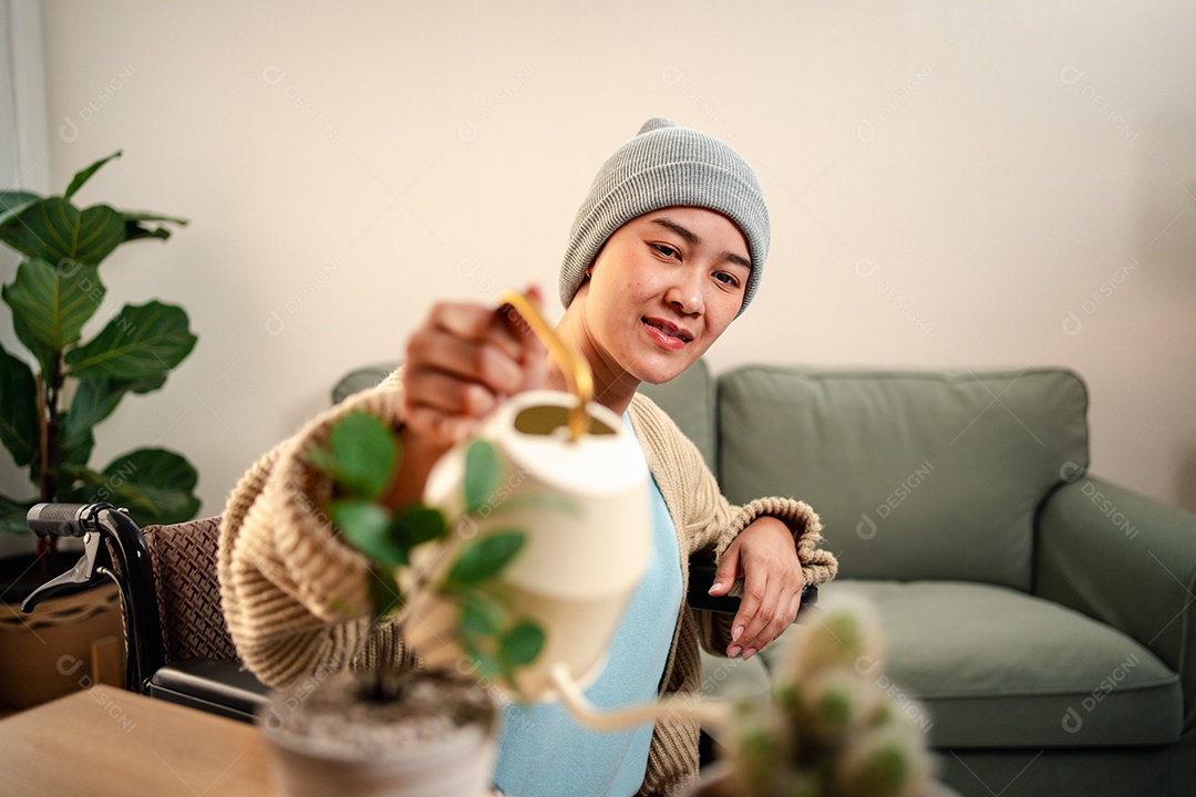 Uma jovem doente com câncer vive em sua sala de estar, sentindo-se confiante e feliz.