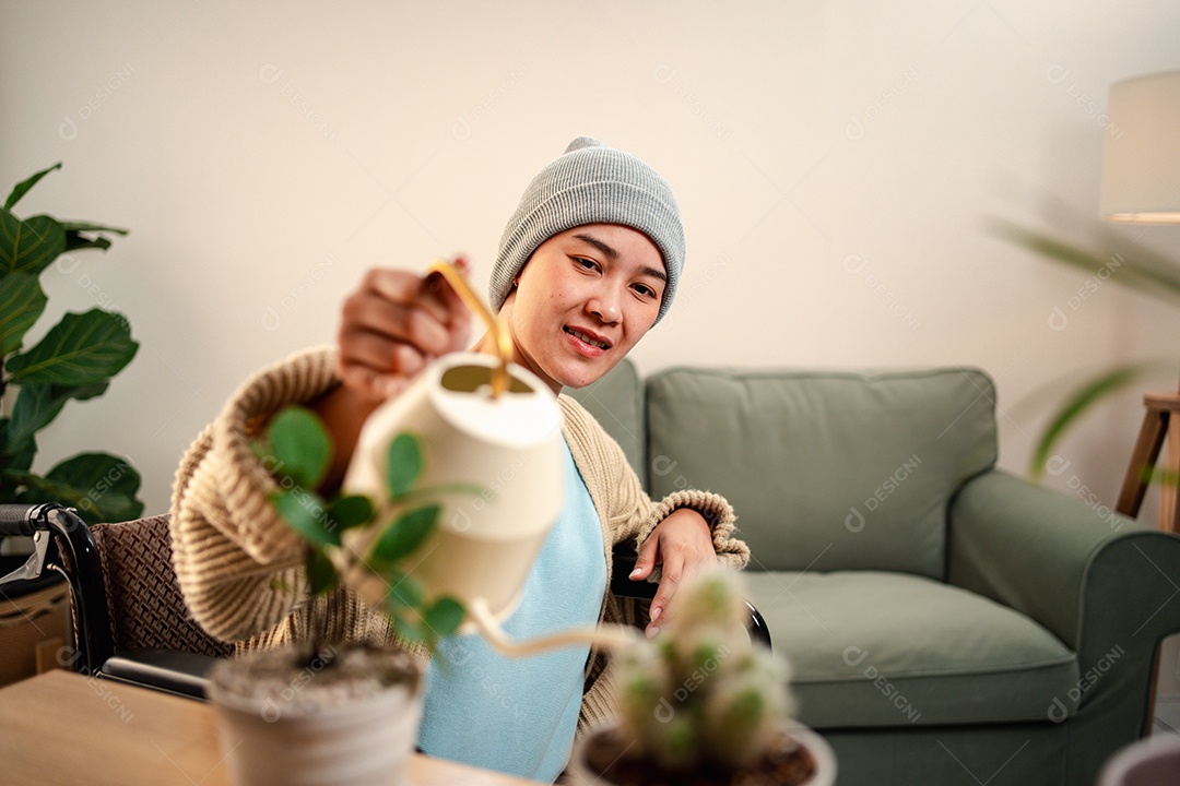 Uma jovem doente com câncer vive em sua sala de estar, sentindo-se confiante e feliz.