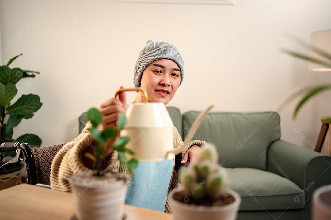 Uma jovem doente com câncer vive em sua sala de estar, sentindo-se confiante e feliz.