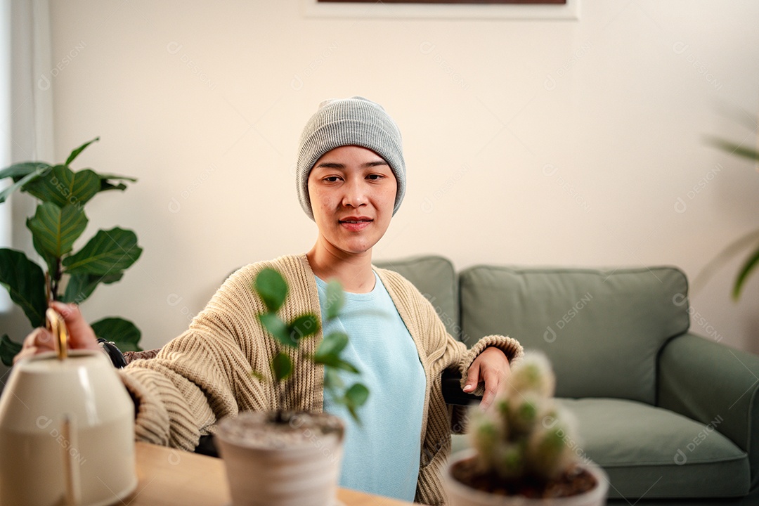 Uma jovem doente com câncer vive em sua sala de estar, sentindo-se confiante e feliz.