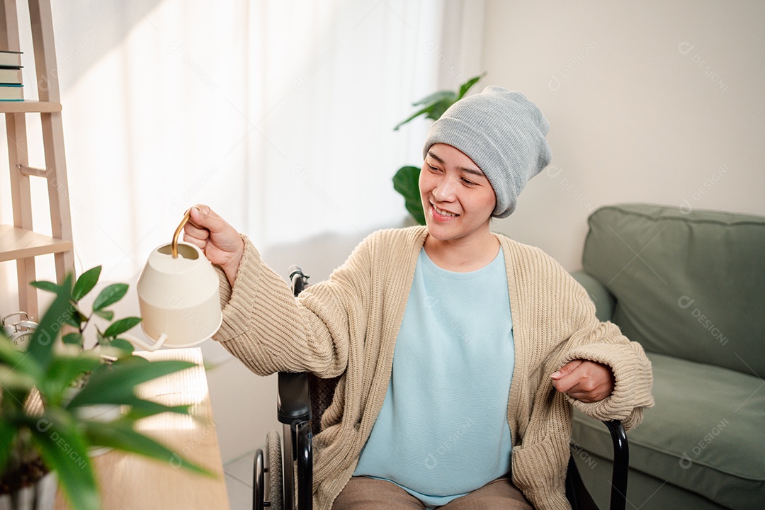 Uma jovem doente com câncer vive em sua sala de estar, sentindo-se confiante e feliz.